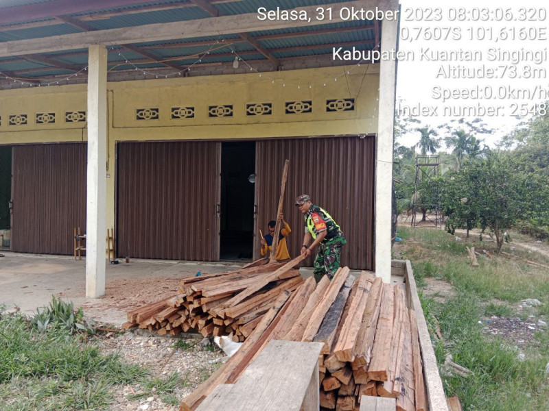 Serka Heriyus Saputera Babinsa Koramil 06/Cerenti Kodim 0302/Inhu Bantu Warga Desa Pasar Inuman Kecamatan Inuman Membuat Pagar Rumah