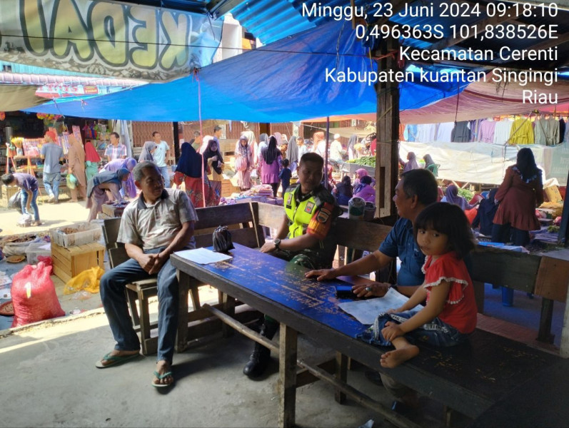 Pratu Chumaidi Babinsa Koramil 06/ Cerenti Kodim 0302/Inhu  Melakukan Kegiatan Komsos Dengan Masyarakat  Desa Binaannya  