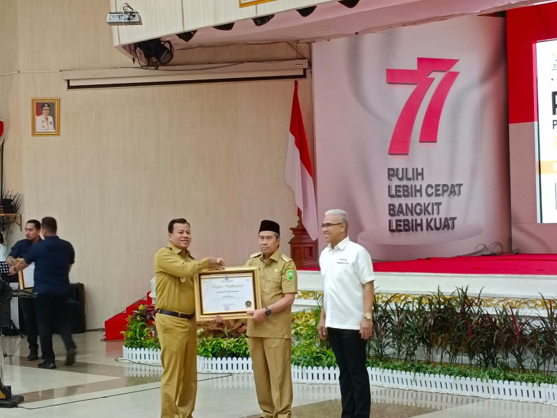 Diserahkan Gubernur Riau, Kuansing Terima Penghargaan Sebagai Kabupaten Kinerja Pengelolaan Dana Desa Terbaik