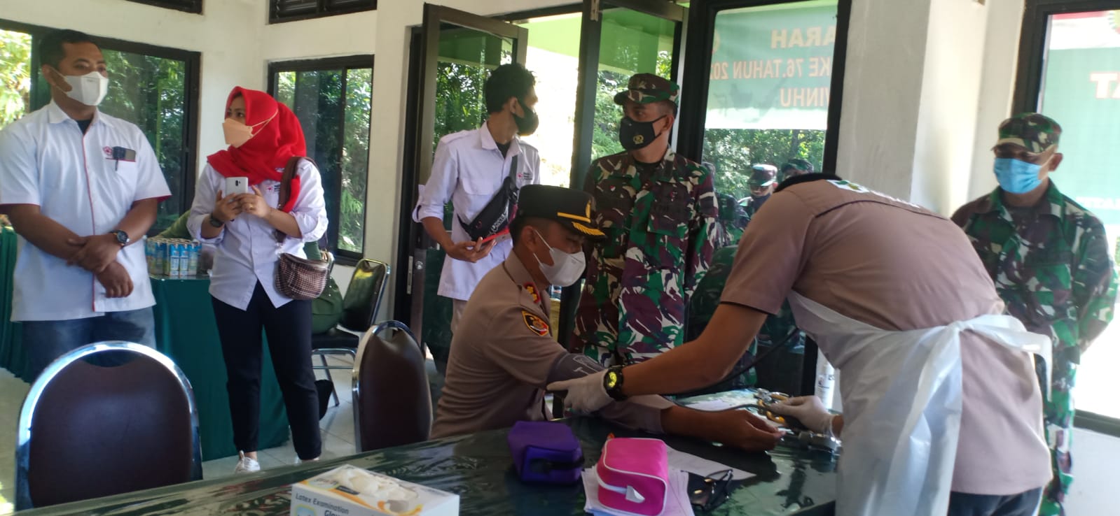 Menjelang HUT TNI ke 76, Kapolres Kuansing dan Personil Ikut Donor Darah Giat Bakti Sosial HUT TNI