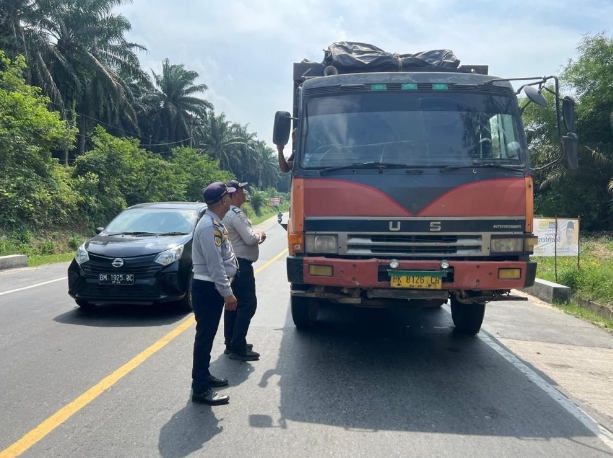 118 Truk Ditilang Petugas Gabungan Saat Gelar Razia di Pelalawan