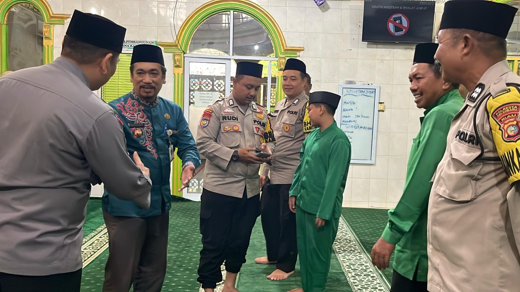 Sosialisasi dan Imbauan Kamtibmas Warnai Jumat Berkah di Masjid Kampung Dalam