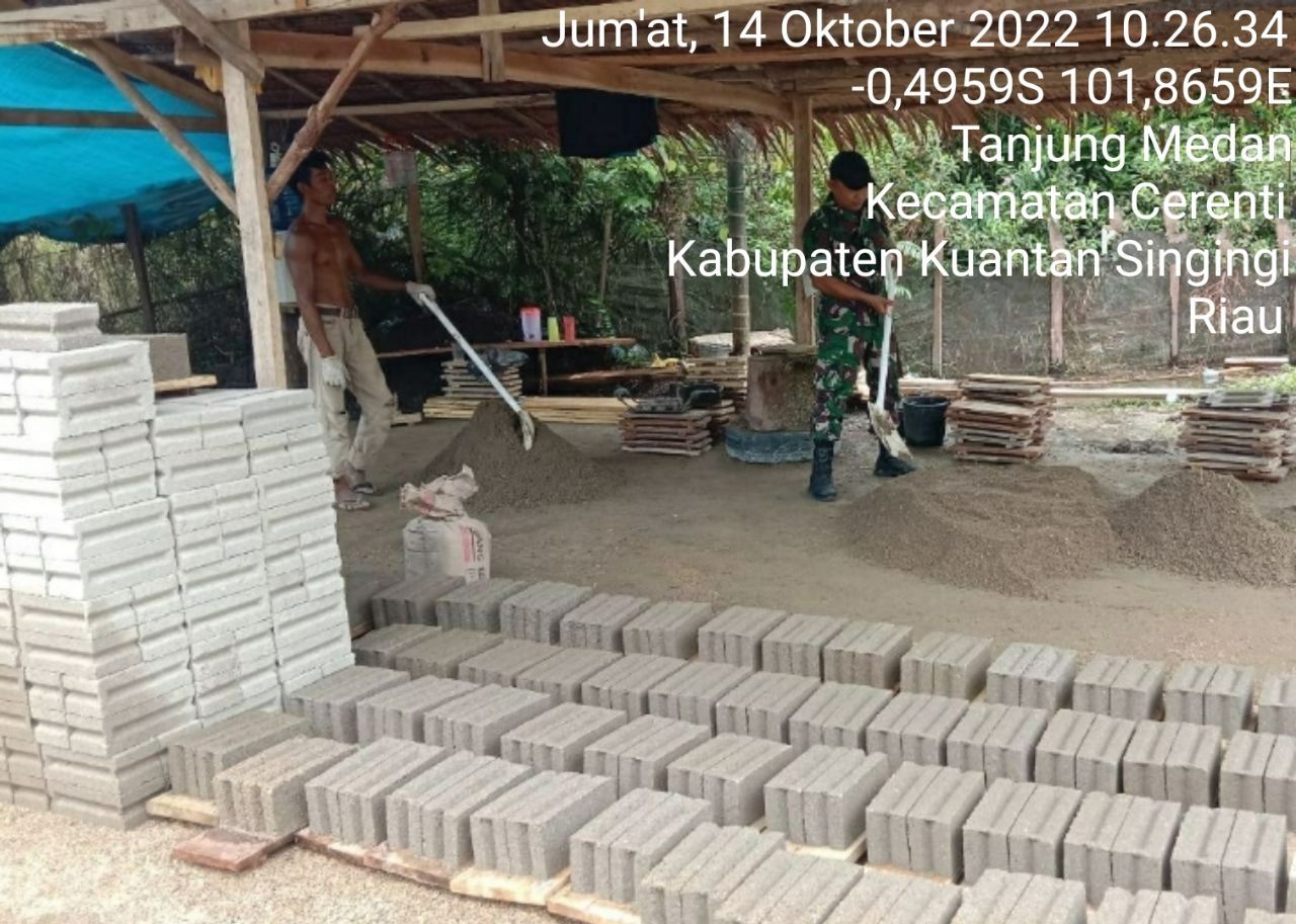 Bangun Keakraban Babinsa Koramil 06/Cerenti Dim 0302/Inhu Bantu Pembuatan Batako Warga Di Desa Tanjung Medan