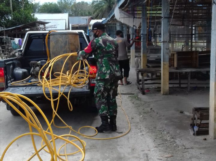 Babinsa Koramil 07/Kuantan Hilir Dim 0302/Inhu Kopda Sagita Bersama Bhabinkamtibmas LakukanPenyemprotan Disinfektan 