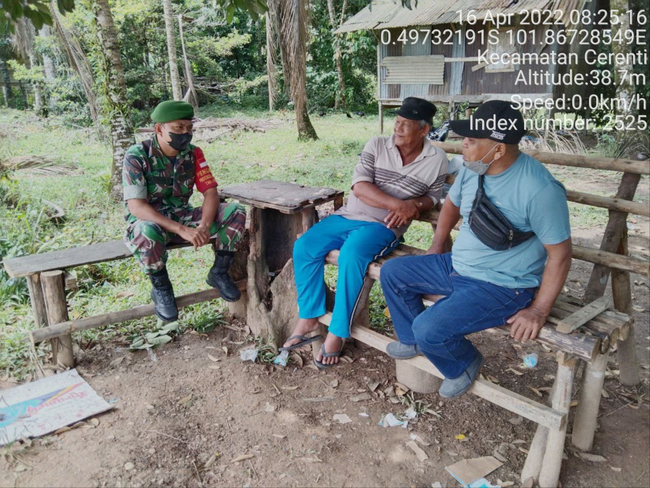 Sertu Efison Babinsa Koramil 06/Cerenti Kodim 0302/Inhu, Untuk Menjalin Tali silaturahmi Laksanakan Komsos di Desa Binaan