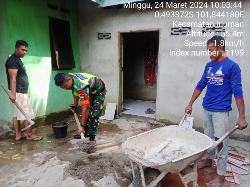 Babinsa Koramil 06/Cerenti Kodim 0302/Inhu Pratu Chumaidi Membantu Masyarakat Memplaster Rumah