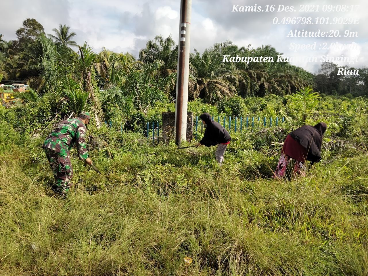 Rawat Fasilitas Umum,Babinsa Koramil 06/Cerenti Kodim 0302/Inhu Dan Bhabinkamtibmas Bersama Warga Bersihkan Jalan Kecamatan Cerenti