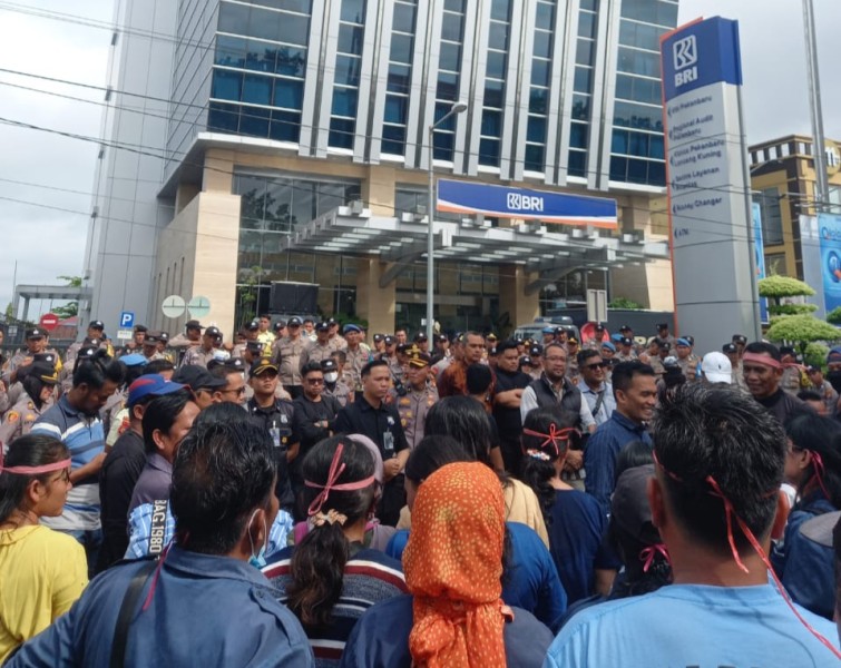 Gaji Dibekukan, Ribuan Buruh PT Aek Natio Grup Gelar Aksi di BRI Pekanbaru