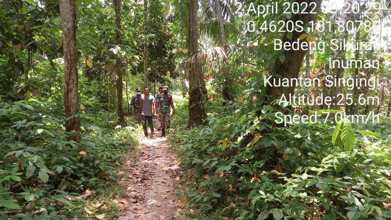 Babinsa Koramil 06/Cerenti Kodim 0302/Inhu Cegah Dini Karlahut, Melaksanakan Patroli Dan Cek Wilayah Binaan Agar Bebas Dari Kebakaran di Bedeng Sikuran Kecamatan Inuman Kabupaten Kuansing