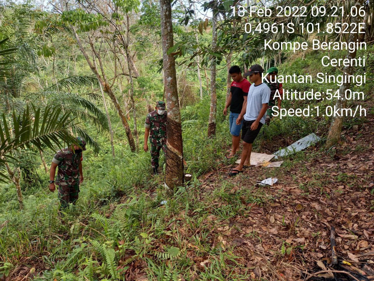 Cegah Karhutlah, Sertu Heriyus Babinsa Koramil 06/ Cerenti Kodim 0302/ Inhu Bersama Masyarakat Lakukan Patroli Diwilayah Binaan