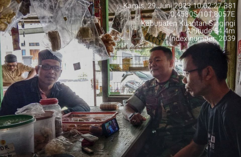 Di Desa Bedeng Sikuran Kecamatan Inuman Sertu Heriyus Saputera Babinsa Koramil 06/Cerenti Kodim 0302/Inhu Komsos Dengan Warga Binaan