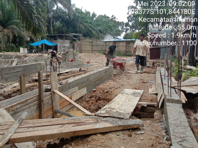 Babinsa Koramil 06/Cerenti Kodim 0302/Inhu SP Nasution Gotong Royong Di Desa Bedeng Sikuran Kampung Pancasila