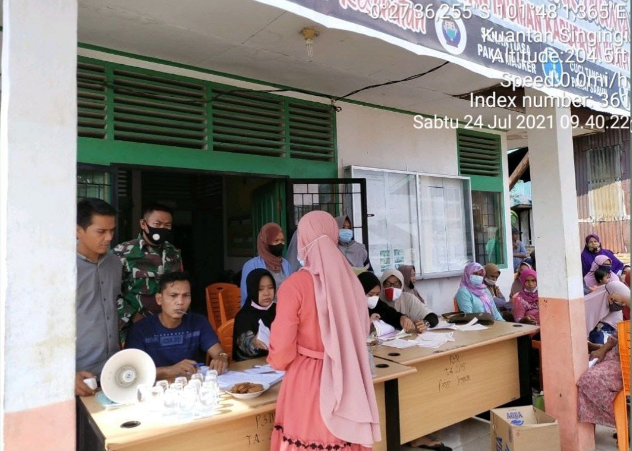 Babinsa Koramil 06/ Cerenti Kodim 0302/Inhu Babinsa Dan KKN Unri, Aparat Desa Mendata Masyarakat Yang Belum Melaksana Vaksin 