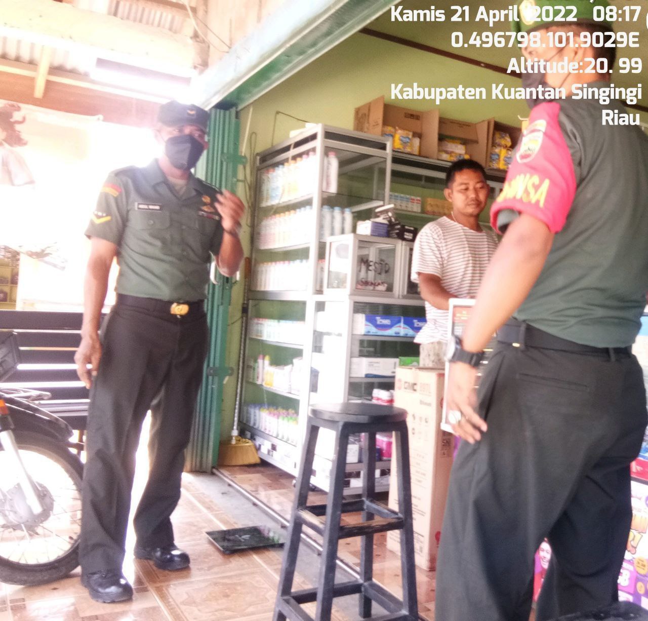 Babinsa Koramil 06/Cerenti Kodim 0302/Inhu Edukasi Warga Tentang Disiplin Protokol Kesehatan di Salah Satu Warung Foto Copy