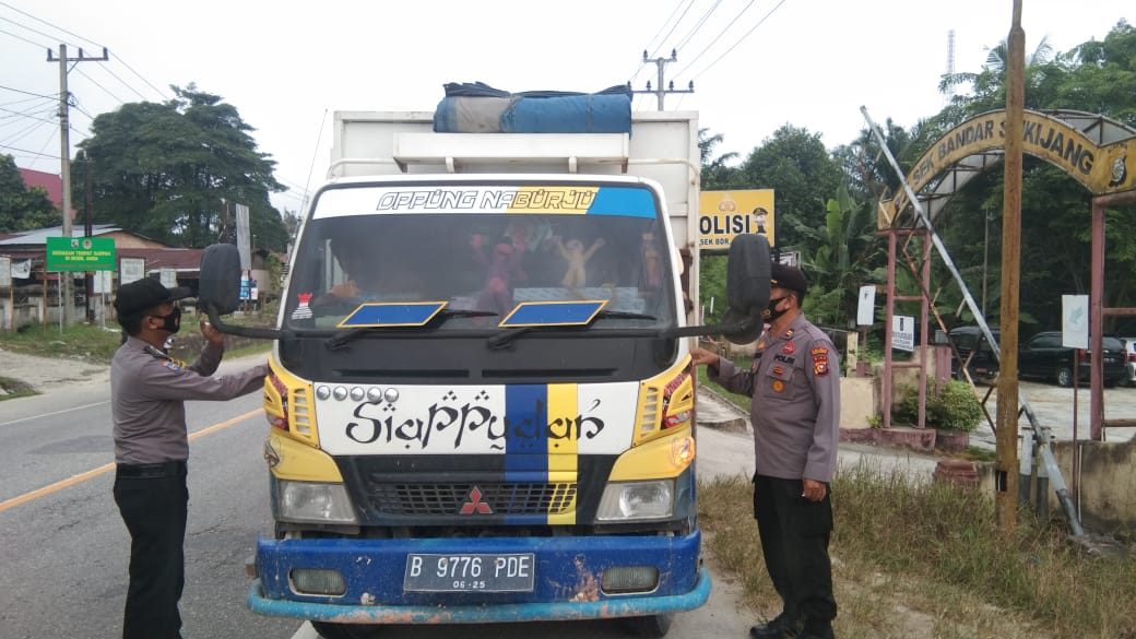 Polisi Pantau Prokes di Jalan Lintas Timur Bandar Sei Kijang