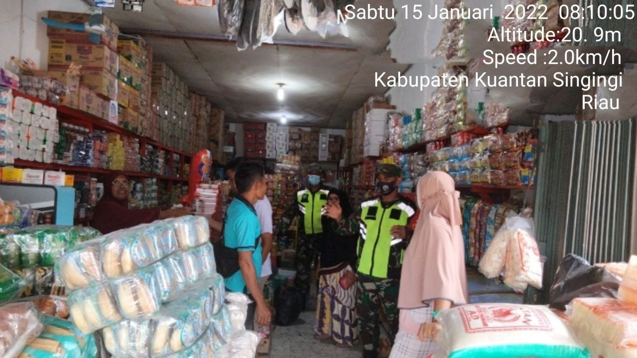 Serda Juanda Babinsa Koramil 06/Cerenti Dim 0302/Inhu, Laksanakan Sosialisasi Serta Himbauan Kepada Warga Agar Patuhi Prokes Covid-19 di Kelurahan Koto Peraku