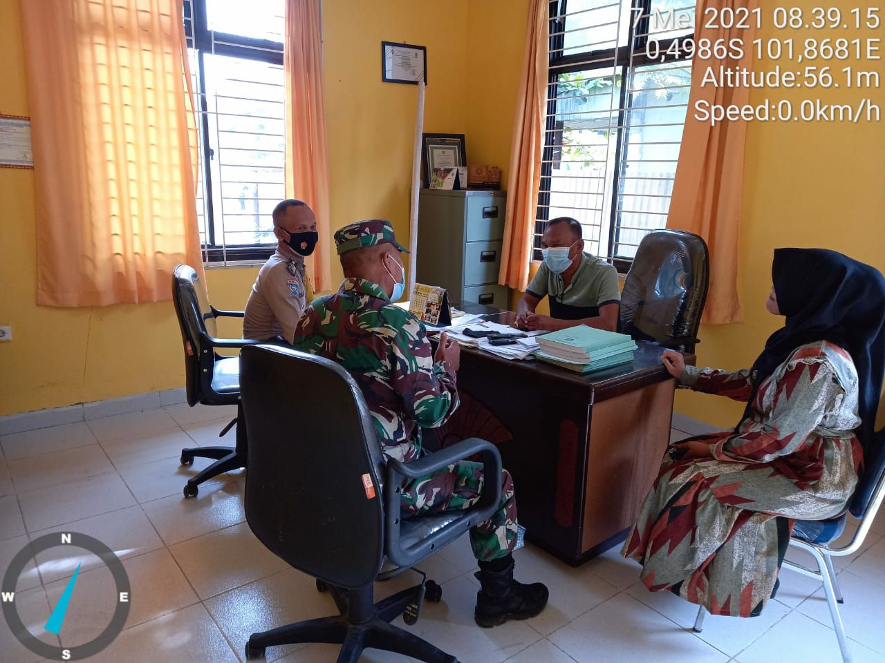 Tingkatkan Sinergitas, Babinsa Dan Bhabinkamtibmas Koto Cerenti Komsos Dengan Perangkat Desa Binaan