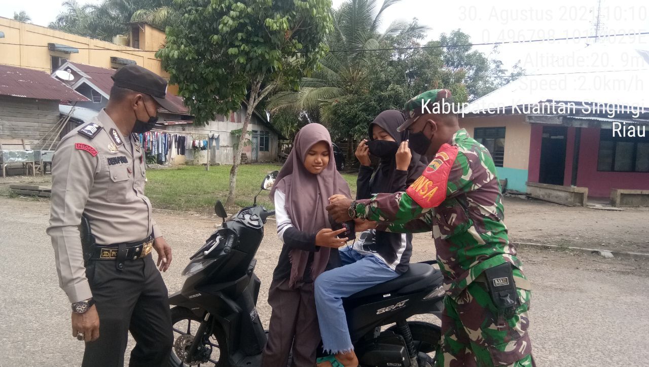 Lindungi Warga Dari Covid-19, Babinsa Koramil 06/Cerenti Kodim 0302/Inhu  Bagikan Masker Gratis di Desa Banjar Nan Tigo Kecamatan Inuman