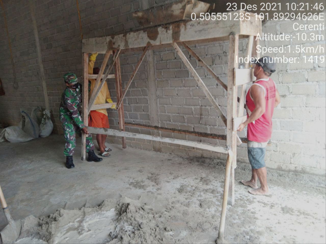 Babinsa Koramil 06/Cerenti Dim 0302/ Inhu Gotong Royong Bantu Warga di Pulau Bayur