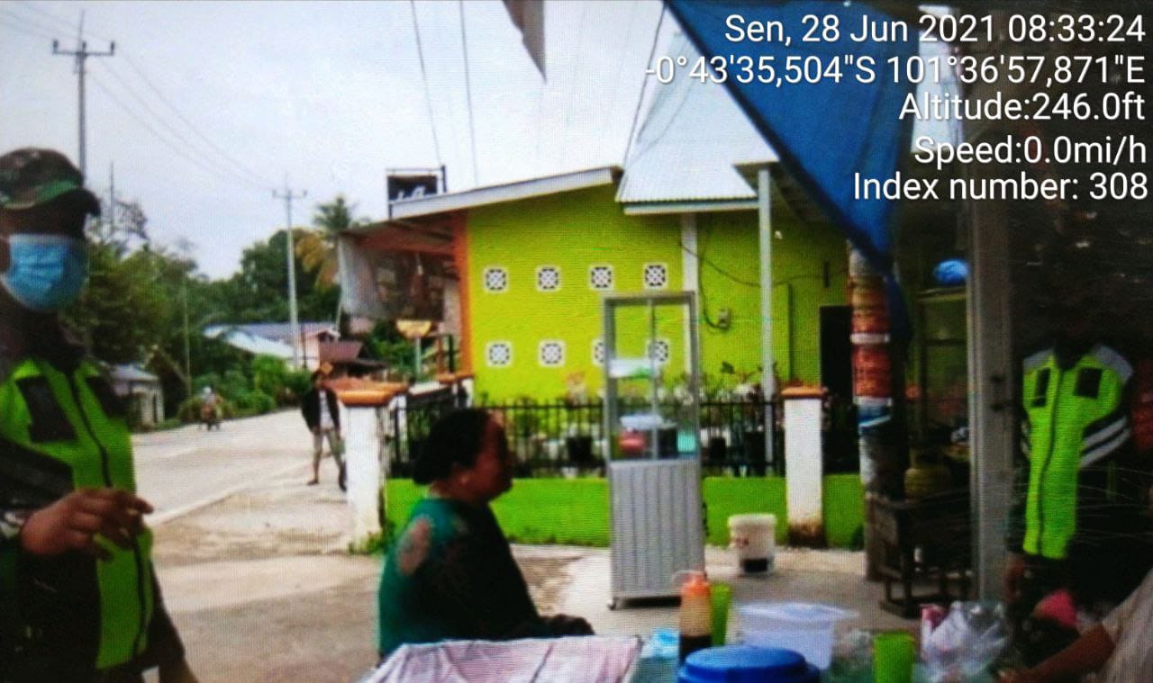 Tingkatkan Disiplin Prokes, Babinsa Koramil 06/Cerenti Kodim 0302/Inhu Laksanakan Edukasi Pencegahan Penyebaran Covid-19 Ke Masyarakat Desa Pesikaian
