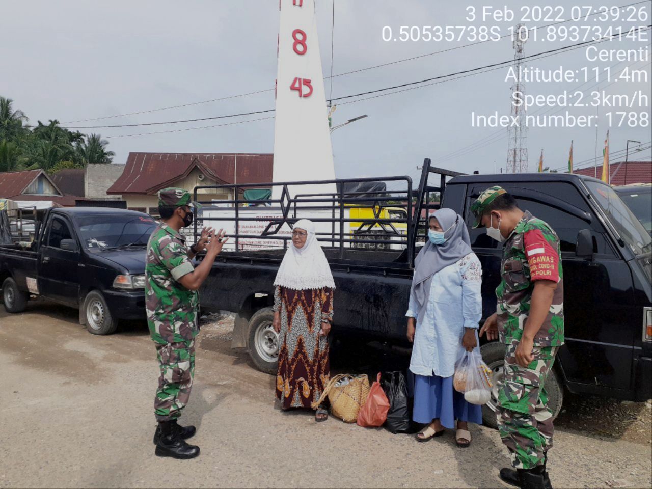 Babinsa Koramil 06/Cerenti Dim 0302/Inhu  Berikan Sosialisasi Serta Himbauan Kepada Warga Agar Patuhi Prokes Covid-19 di Pasar Tradisional Cerenti