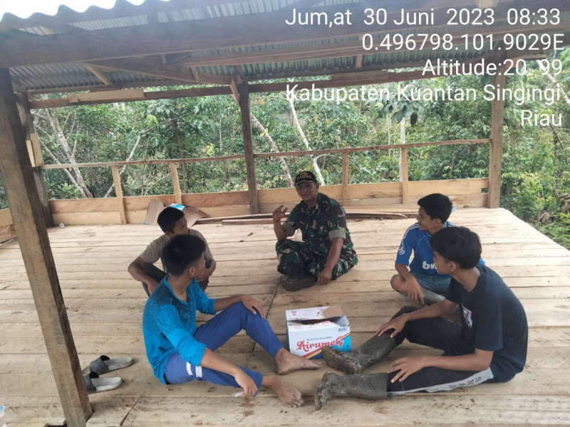 Pentingnya Menjaga Keamanan Lingkungan, Babinsa Koramil 06/Cerenti Kodim 0302/Inhu Komsos Dengan Warga Binaan