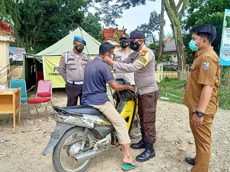 Polsek Pangkalan Lesung Bagikan Masker ke Pengendara di Pos PPKM