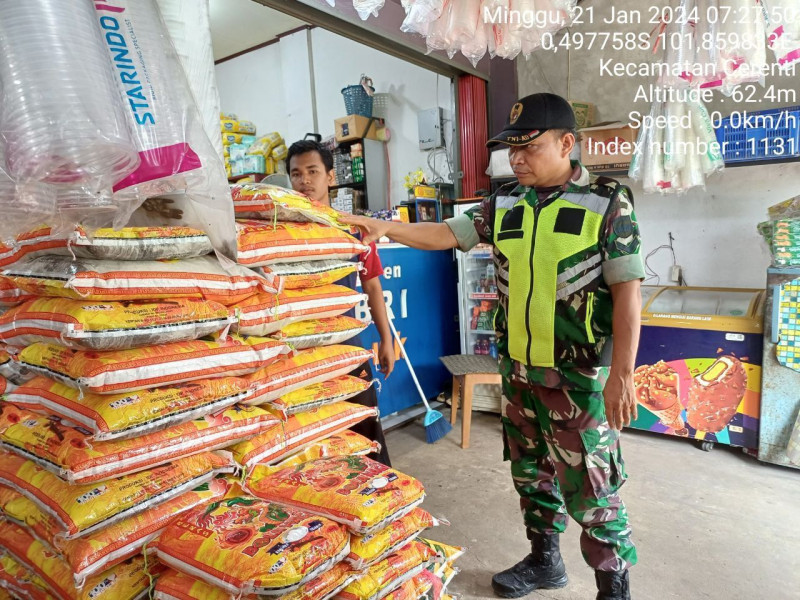 Babinsa Koramil 06/Cerenti Kodim 0302/Inhu Monitoring Harga Sembako Diwarung-warung di Seputaran Kelurahan Pasar Cerenti