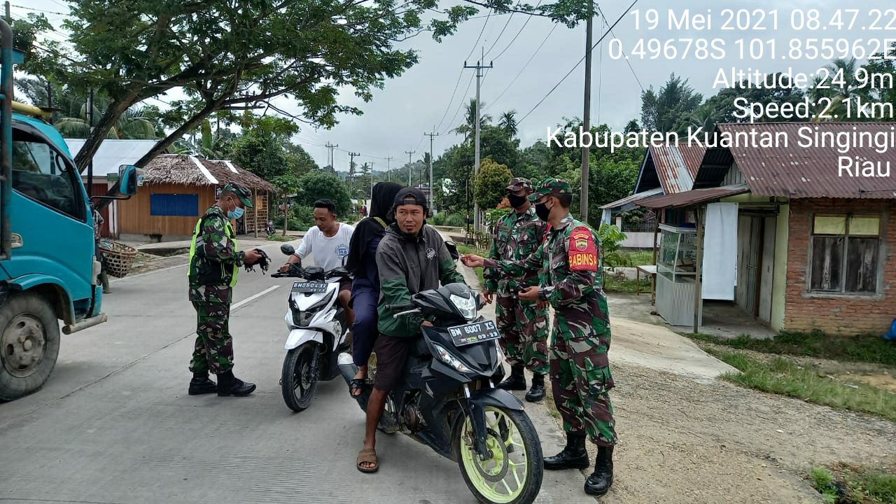 Anggota Koramil 06/Cerenti Bagikan Masker Kepada Pengguna Jalan di Desa Kampung Baru Koto
