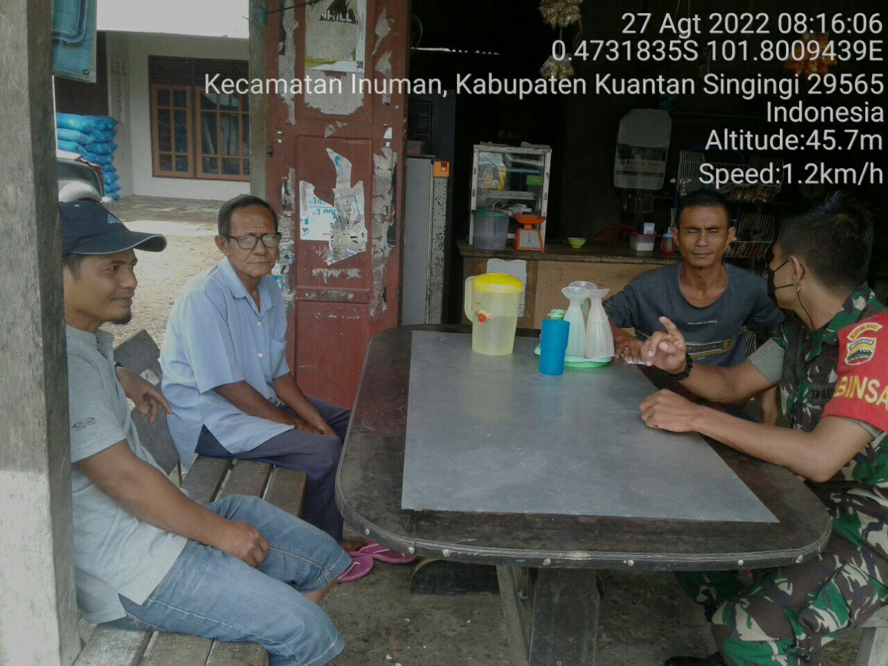 Anggota Koramil 06/Cerenti Kodim 0302/Inhu Manfaatkan Warung Kopi, Babinsa Komsos Dengan Warga Binaan di Desa Banjar Nantigo