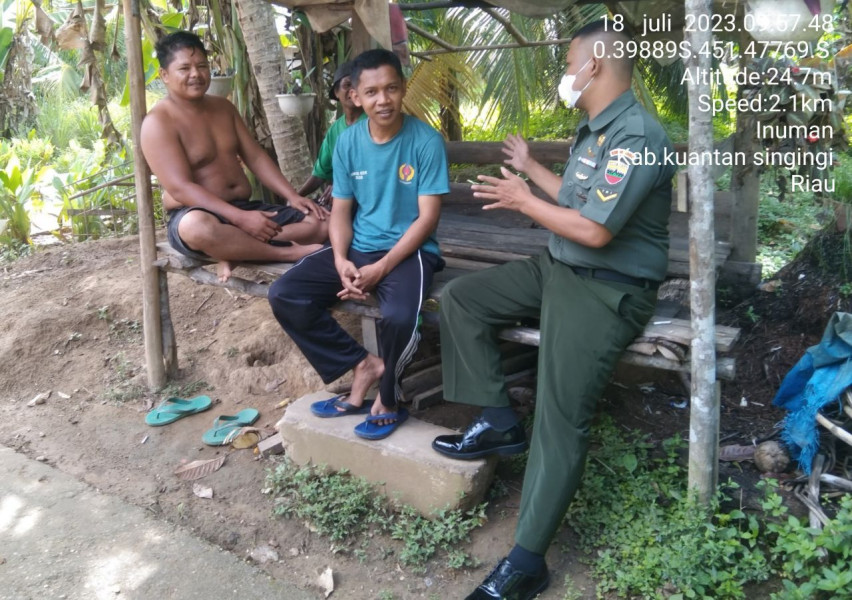 Babinsa Koramil 06/Cerenti Kodim 0302/Inhu Komsos Dengan Warga Binaan Desa Pulau Panjang Hulu