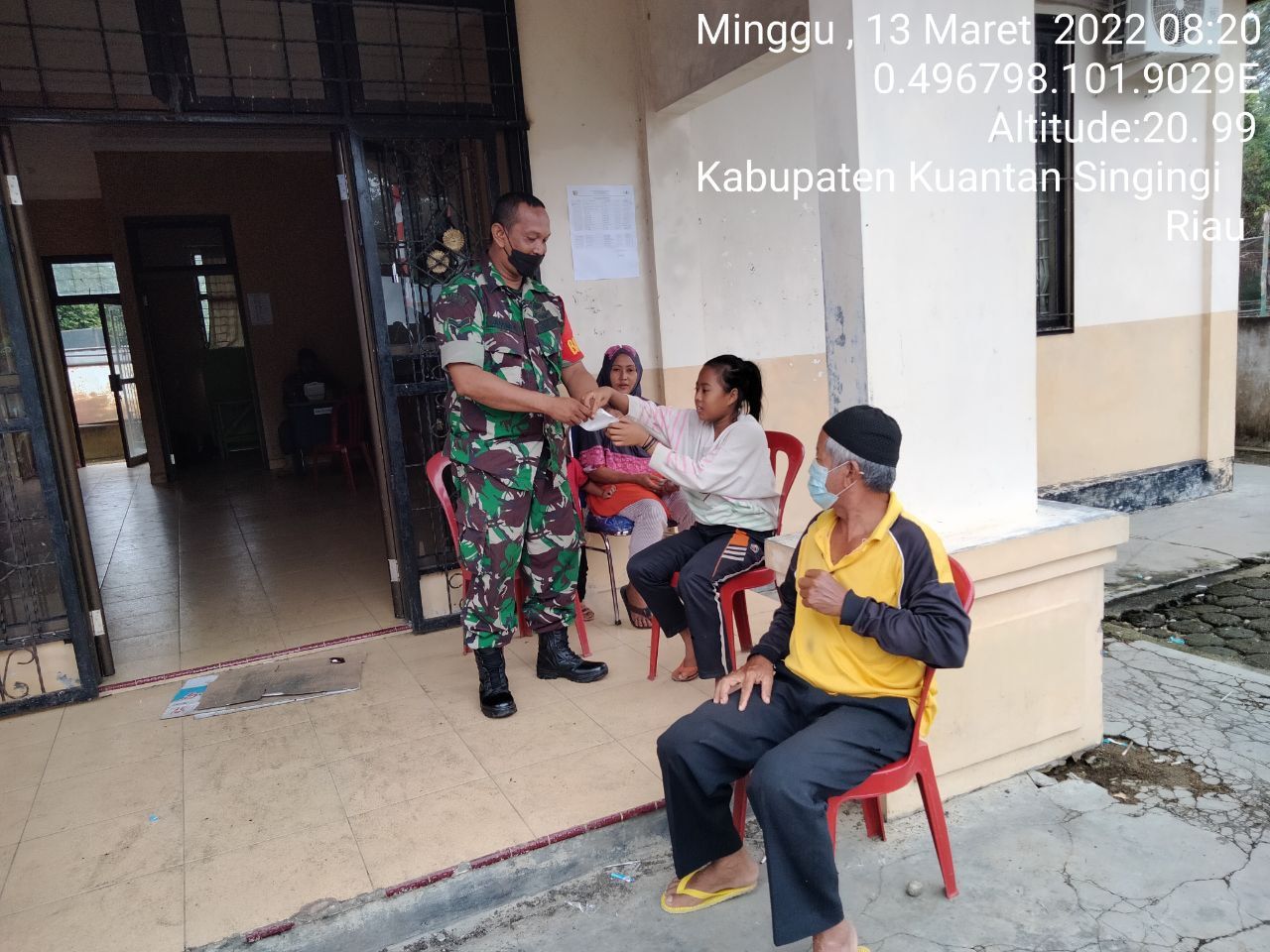 Babinsa Koramil 06/ Cerenti Dim 0302/Inhu Bagikan Masker Gratis Kepada Warga Upaya Memutus Penularan Covid-19 di Seberang Pulau Busuk Kecamatan Inuman