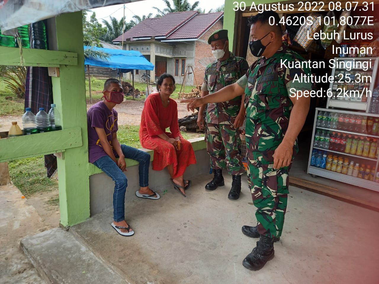 Babinsa Koramil 06/Cerenti Kodim 0302/Inhu Minimalisir Penyebaran Wabah Covid-19, Babinsa Koramil 06/Cerenti Selalu Ingatkan Warga Untuk Terapkan Prokes di Desa Lebuh Lurus