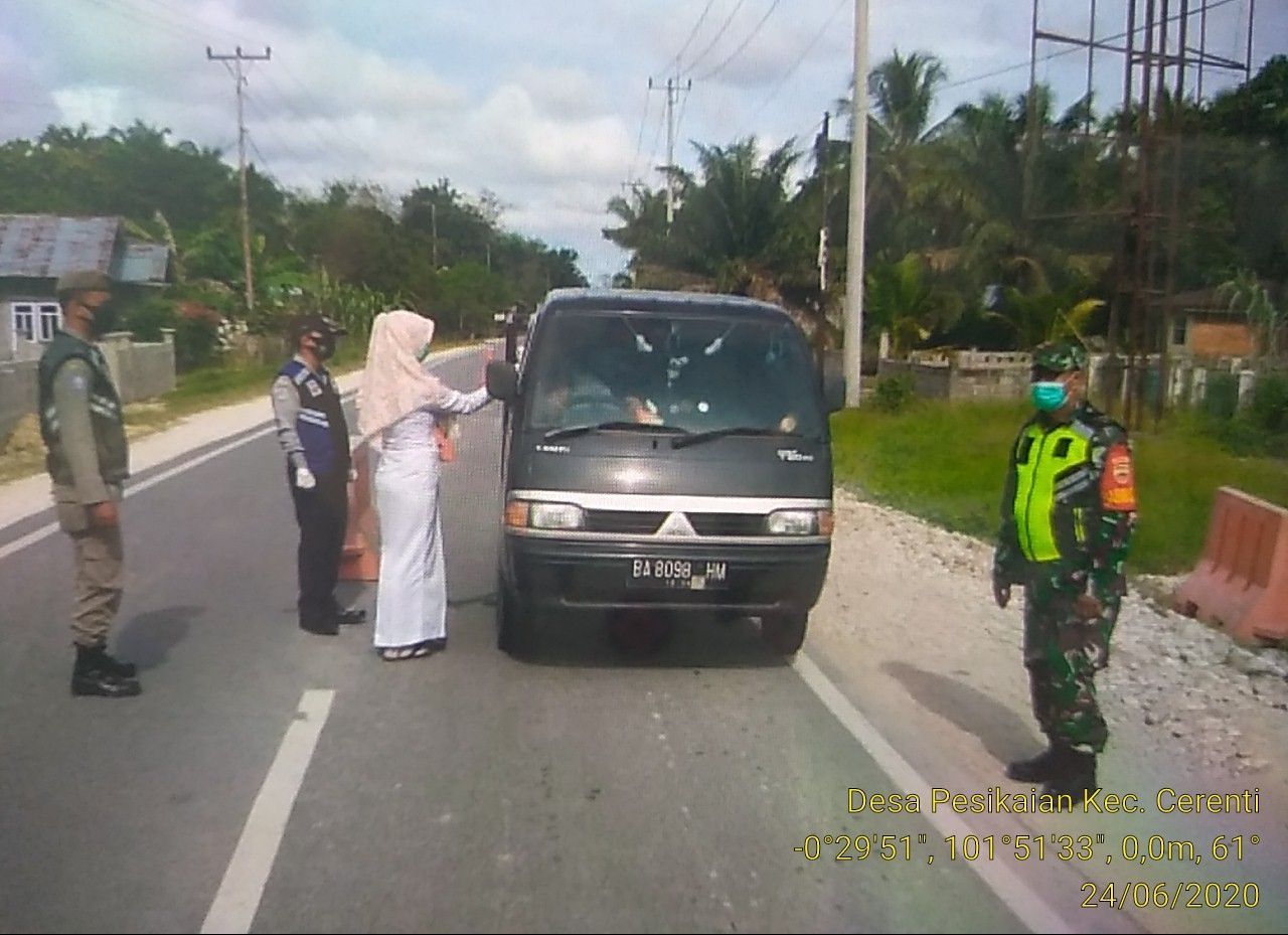Babinsa Koramil 06/Cerenti Dim 0302/Inhu Tingkatkan Pengawasan Posko Covid-19 Dengan Pengecekan Suhu Tubuh.