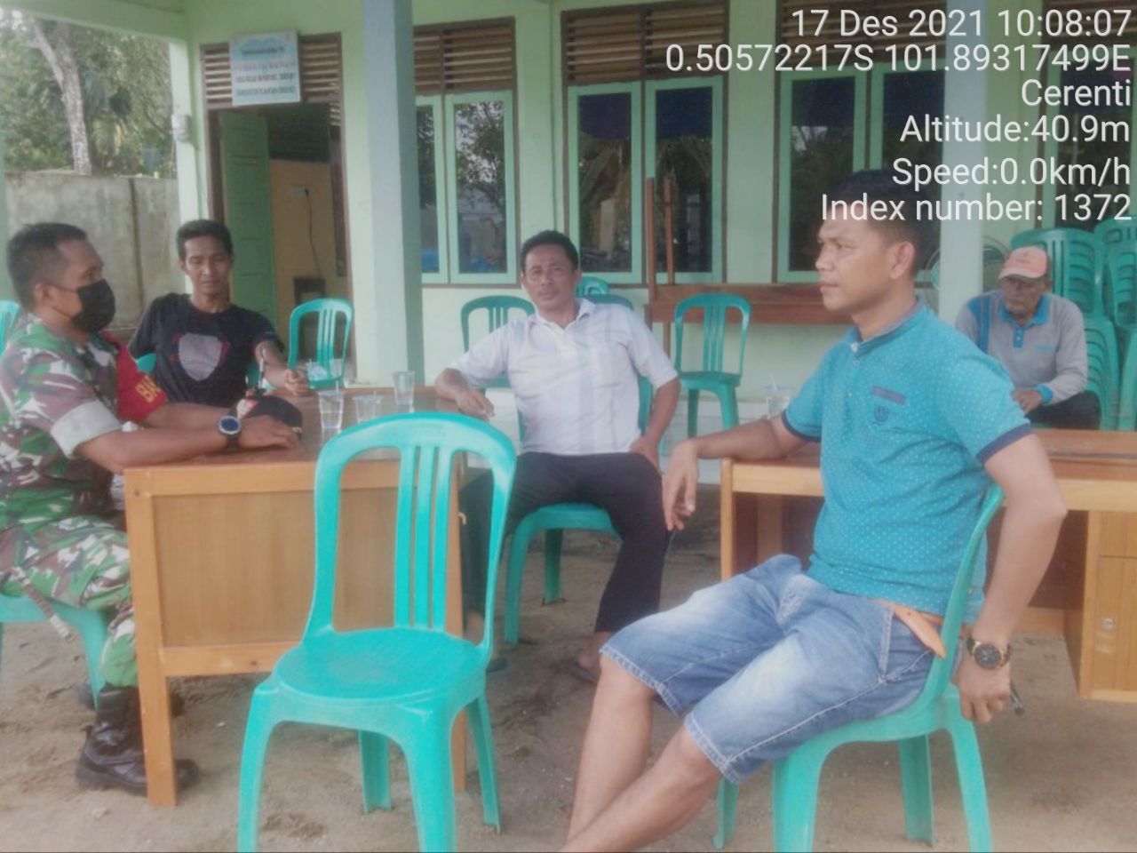 Babinsa Koramil 06/Cerenti Dim 0302/Inhu, Kopda Junedi Komsos Dengan Warga Desa Pulau Bayur Kecamatan Cerenti Kabupaten Kuansing