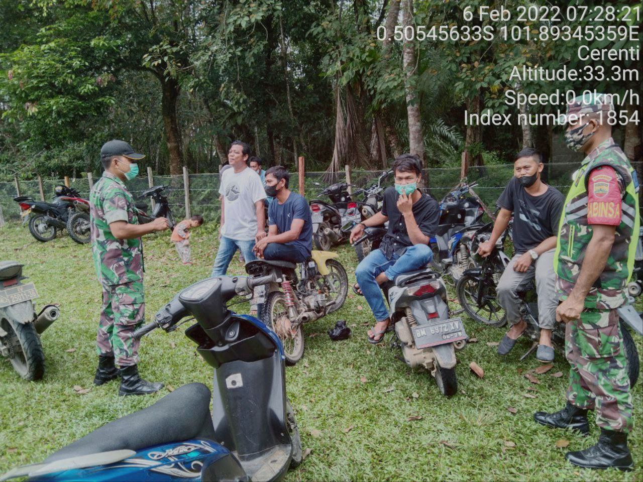 Kopda Junedi Babinsa Koramil 06/Cerenti Dim 0302/Inhu Berikan Sosialisasi Serta Himbauan Kepada Warga Agar Patuhi Prokes Covid-19