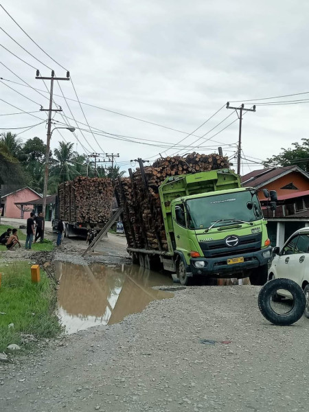 Pemprov Riau Lamban Tangani Jalan Rusak Di Sentajo;  Camat Surati PT Arterindo Wiratama Minta Bantuan Perbaikan Jalan