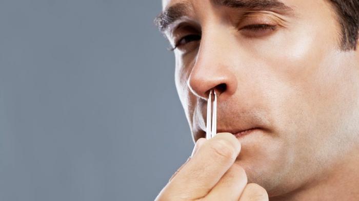 Awas! Jangan Asal Mencabut Bulu Hidung, Ini 5 Bahayanya!