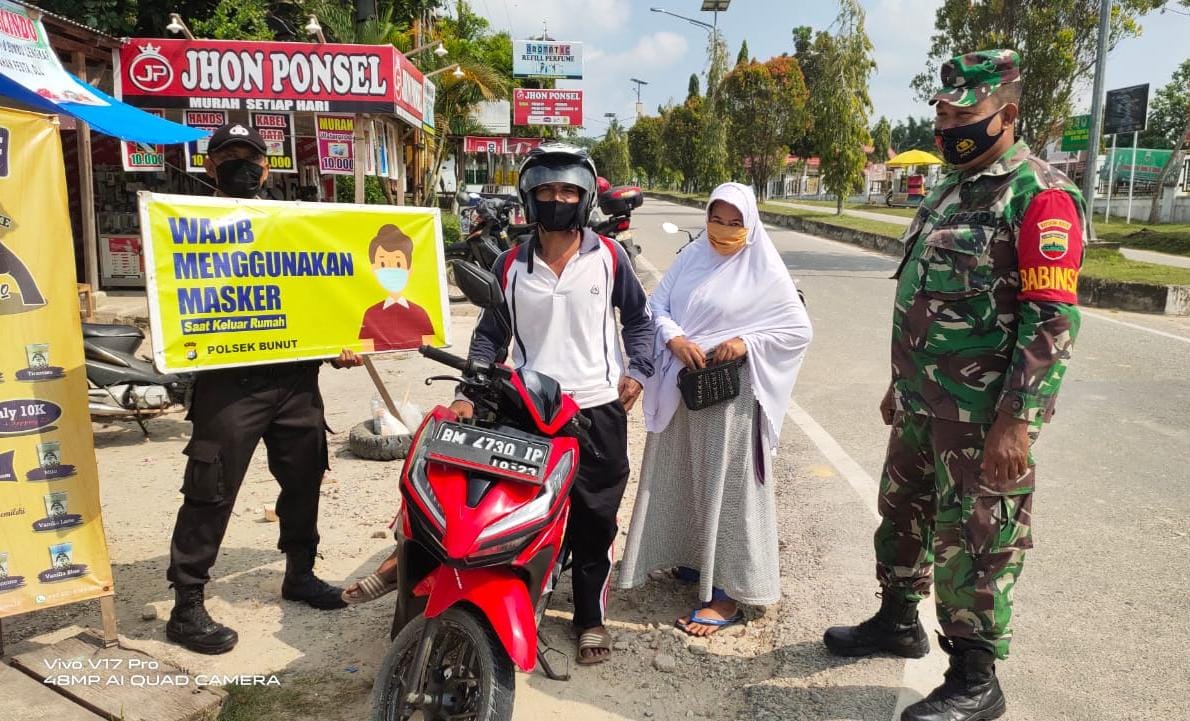 Bersama Koramil Bunut, Polsek Bunut Rutin Imbau Masyarakat Terapkan Prokes