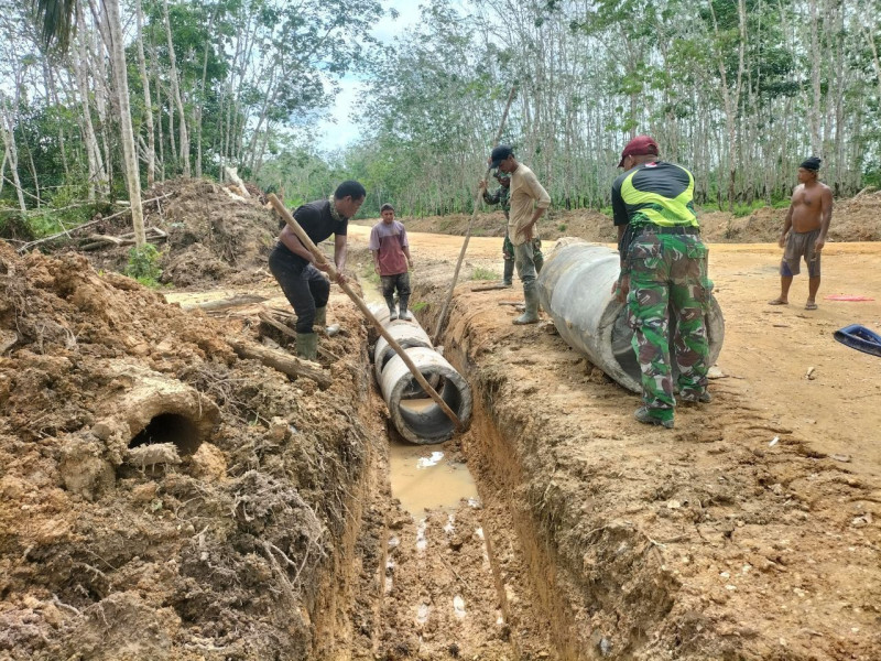 Anggota Satgas TMMD Kodim 0302/Inhu Melanjutkan Penimbunan Gorong Gorong Di Desa Redang
