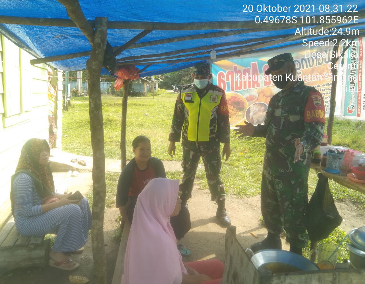 Babinsa Koramil O6/Cerenti Kodim 0302/Inhu Menghimbau Masyarakat Petingnya Penegakan Protokol Kesehatan di Desa Sikakak