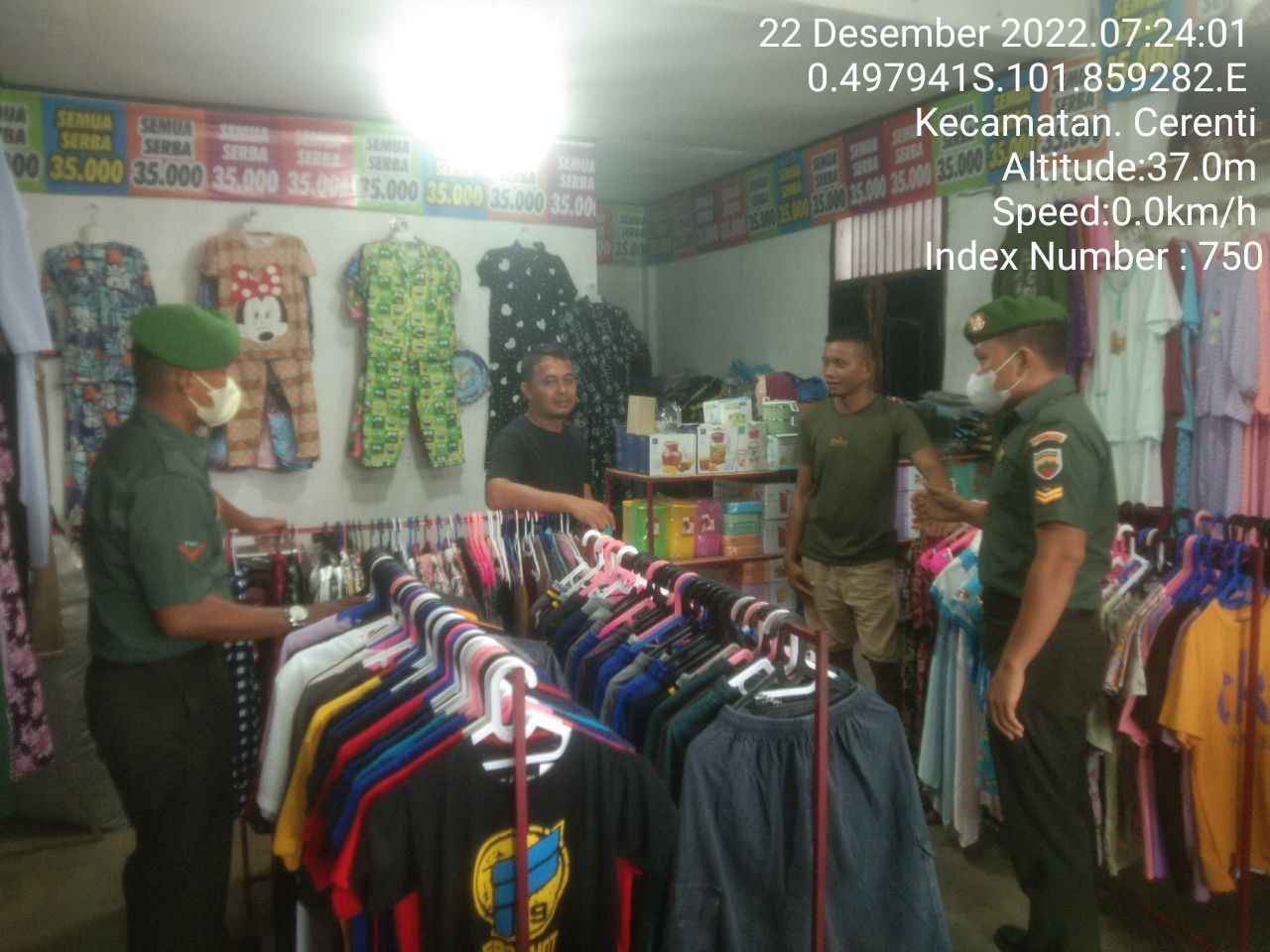 Babinsa Koramil 06/Cerenti Kodim 0302/Inhu Berikan Sosialisasi Serta Himbauan Kepada Warga Agar Patuhi Prokes Covid-19 di Toko Pakaian 