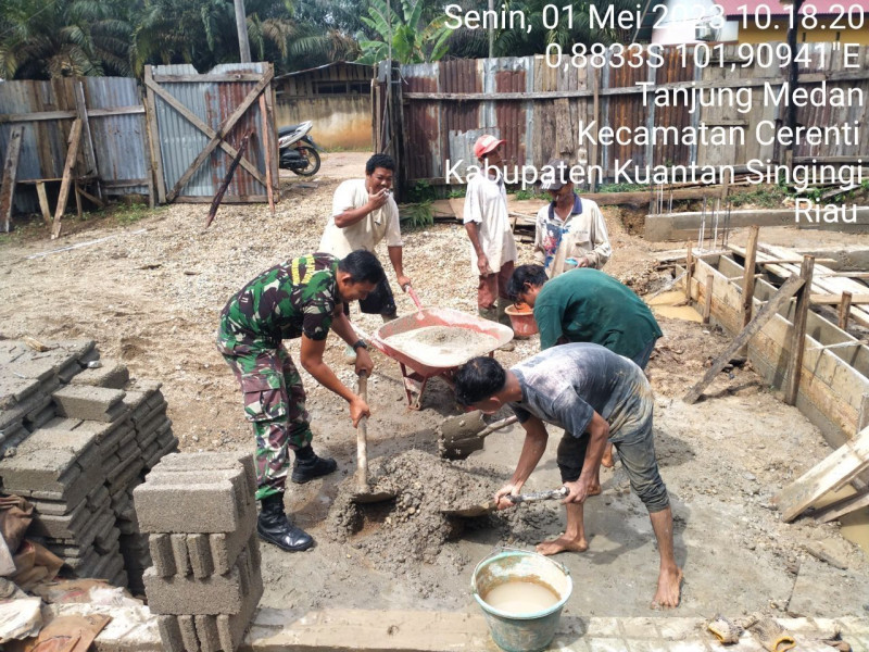 Bangun Keakraban Babinsa Koramil 06/Cerenti Kodim 0302/Inhu Bantu Warga Membuat Rumah Di Desa Tanjung Medan Kecamatan Cerenti Kabupaten Kuansing