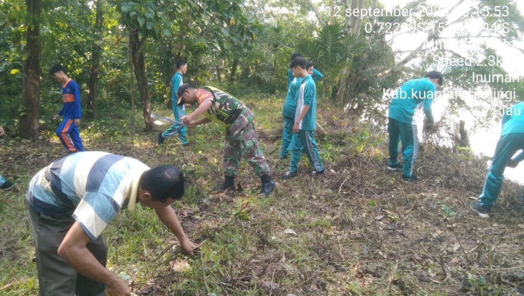 Anggota Koramil 06/Cerenti  Kodim 0302/Inhu Babinsa Gotong Royong Dengan Masyarakat Membantu Membersihkan Arena Pacu Jalur