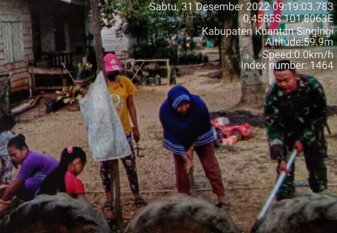 Babinsa Koramil 06/Cerenti Kodim 0302/Inhu Babinsa Melaksanakan Gotong Royong Pembersihan Halaman Rumah