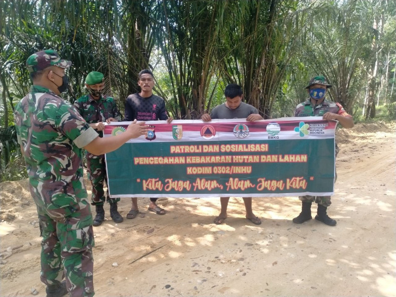 Babinsa Koramil 06/Cerenti Kodim 0302/Inhu Kopda Junedi Laksanakan Patroli Dan Sosialisasi Mengantisipasi Kebakaran Hutan Dan Lahan