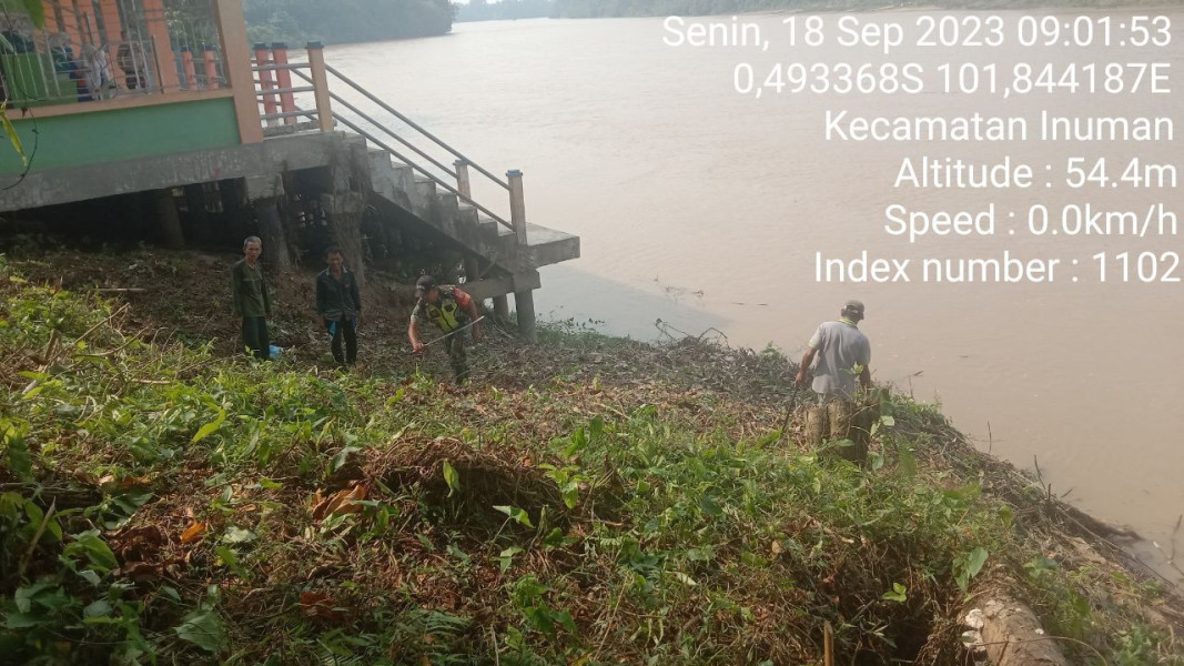 Anggota Anggota  06/Cerenti  Kodim 0302/Inhu Babinsa Gotong Royong Dengan Masyarakat Membantu Membersihkan Arena Pacu Jalur di Tepian Tigo Muaro