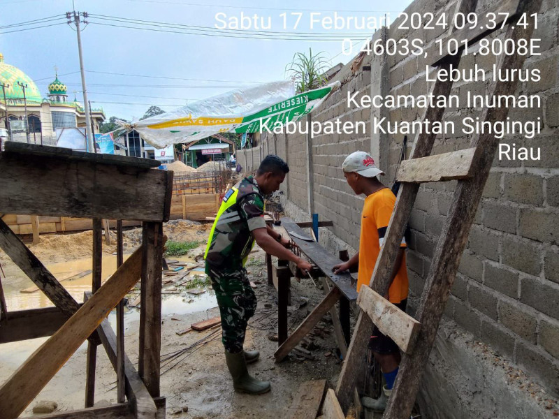 Babinsa Koramil 06/Cerenti Kodim 0302/Inhu Gotong Royong Bersama Warga Desa Lebuh Lurus 