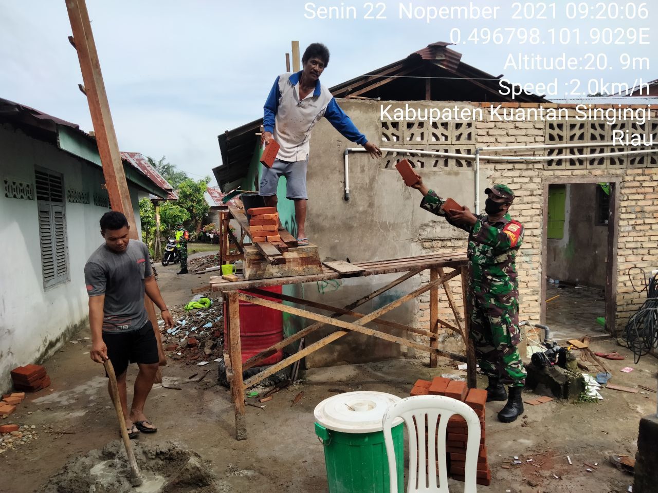 Bangun Keakraban, Serda Juanda Babinsa Koramil 06/Cerenti Dim 0302/Inhu Bantu Warga Perehapan Rumah di Kelurahan Koto Peraku Kecamatan Cerenti