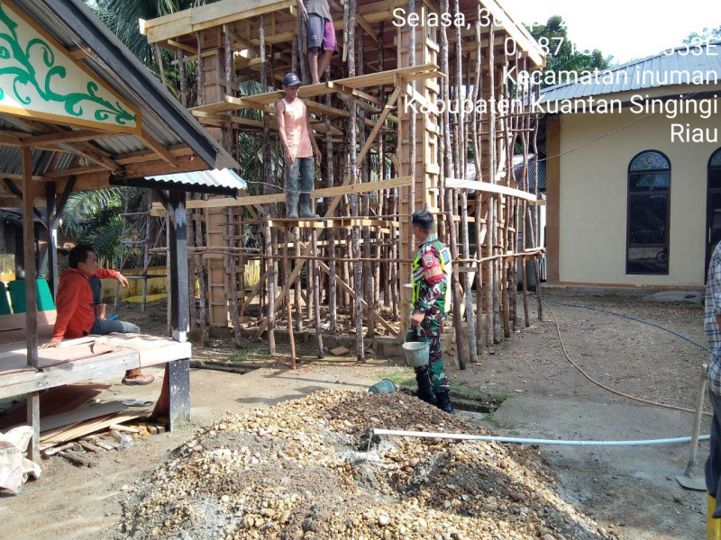 Babinsa Koramil 06/ Cerenti Kodim 0302/Inhu Bergotong Royong Membangun Kuba Mesjid Di Desa Bedeng Sikuran